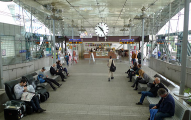 Tel Aviv HaShalom station interior