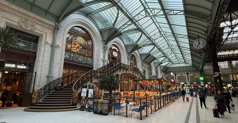 Hall 1, Gare de Lyon, steps up to the Train Bleu restaurant