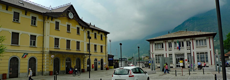Trenord (left) and Rhatische Bahn (right) stations in Tirano